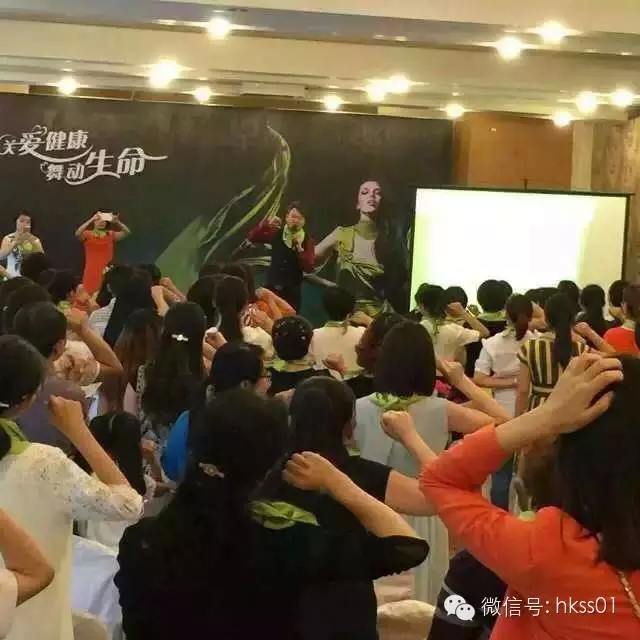 李橋博士，現(xiàn)場(chǎng)教大家頸部護(hù)理小妙招