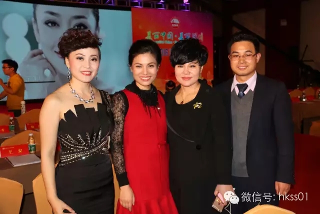 深圳美協(xié)副會長，盛世集團董事長王俊華女士作為貴賓攜華美學(xué)院王星宇校長共同出席了本次晚會